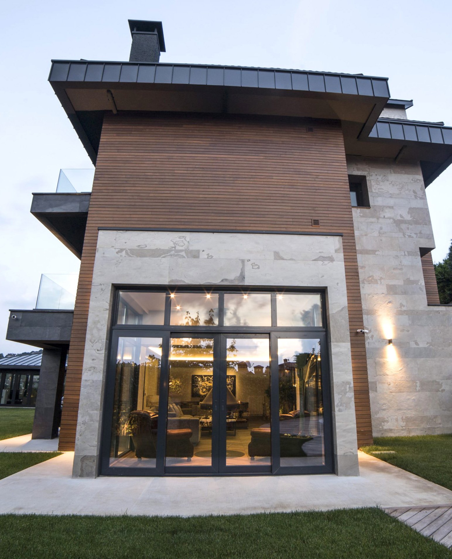 Aluminum Joinery, Exterior Cladding and Glass Implementation view 5